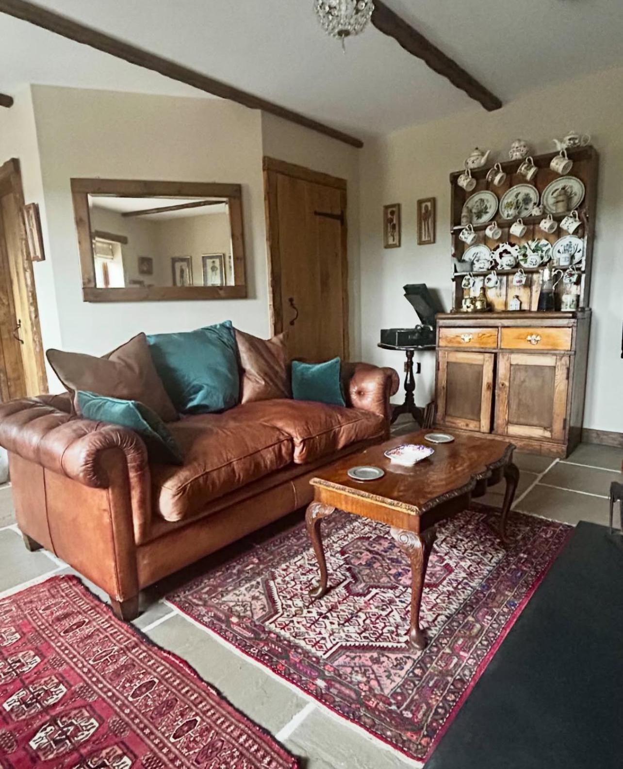 Charming Country Cottage With Oak Beams In Historic Setting, Brecon Beacons Retreat Llangadog Exterior foto
